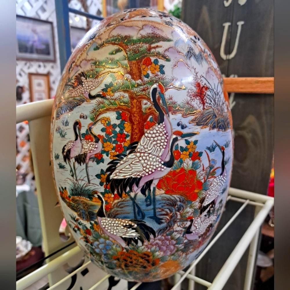Beautiful Vintage Sutsuma Large Egg.